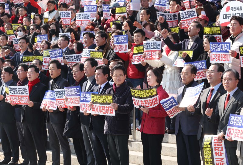 [서울=뉴시스] 조성봉 기자 = 이철우 경북도지사와 국민의힘 의원들을 비롯한 참석자들이 4일 오후 서울 여의도 국회 본청 계단에서 열린 '대구경북행정통합특별법 통과 촉구 대구경북 결의대회'에서 손피켓을 들고 있다. 2026.03.04. suncho21@newsis.com