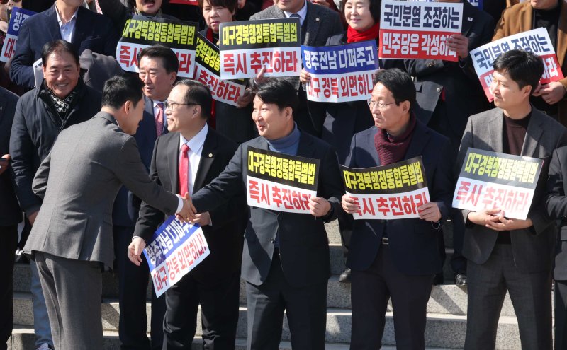 [서울=뉴시스] 조성봉 기자 = 장동혁 국민의힘 대표가 4일 오후 서울 여의도 국회 본청 계단에서 열린 '대구경북행정통합특별법 통과 촉구 대구경북 결의대회'에서 권영진 의원 등 국민의힘 대구경북 의원들과 악수를 하고 있다. 2026.03.04. suncho21@newsis.com