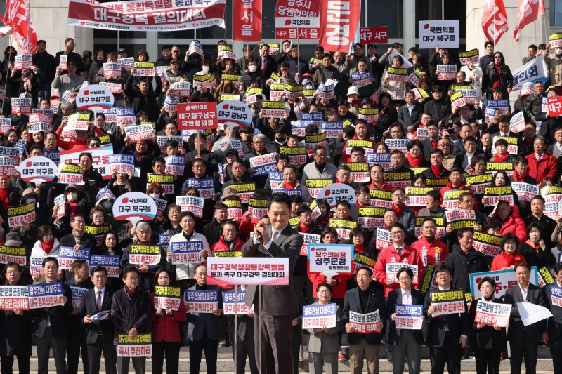 [서울=뉴시스] 조성봉 기자 = 장동혁 국민의힘 대표가 4일 오후 서울 여의도 국회 본청 계단에서 열린 '대구경북행정통합특별법 통과 촉구 대구경북 결의대회'에서 발언을 마치고 굳은 표정을 짓고 있다. 2026.03.04. suncho21@newsis.com