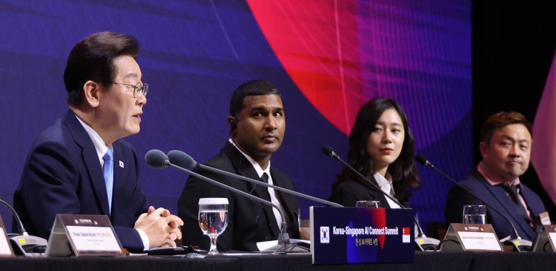 이재명 대통령이 2일(현지시간) 싱가포르 한 호텔에서 열린 한·싱가포르 AI 커넥트 서밋에서 발언을 하고 있다. 2026.3.2 ⓒ 뉴스1 허경 기자