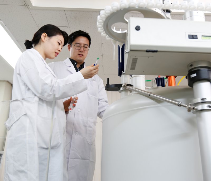 [서울=뉴시스] 금호석유화학 중앙연구소에서 연구 중인 연구원 모습. (사진=금호석유화학그룹 제공) 2026.03.04 photo@newsis.com *재판매 및 DB 금지