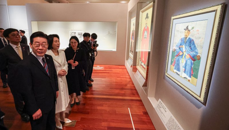 이재명 대통령과 김혜경 여사가 26일 서울 용산구 국립중앙박물관에서 열린 특별전 '우리들의 이순신'을 관람하고 있다. 2026.2.26 ⓒ 뉴스1 허경 기자