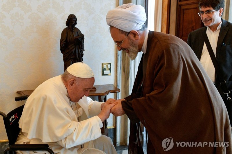 2022년 5월 30일 프란치스코 전 교황을 접견한 아야톨라 알리레자 아라피 (출처=연합뉴스)