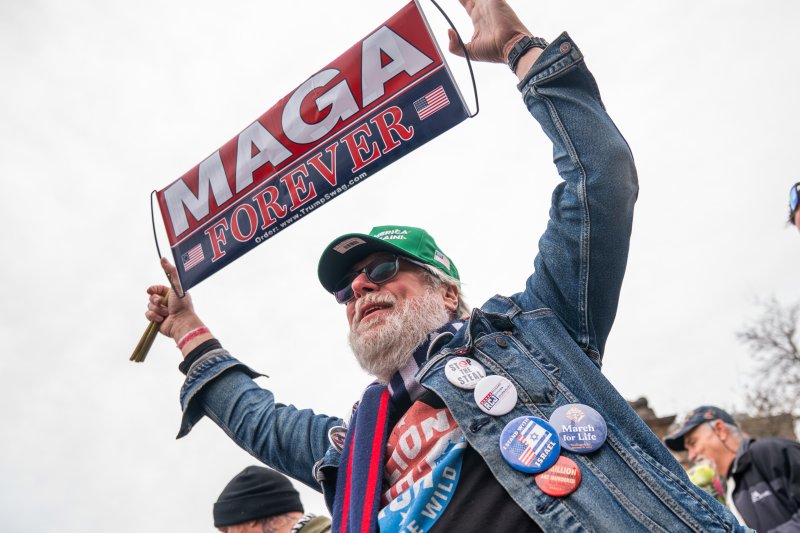 [워싱턴=AP/뉴시스] 6일(현지 시간) 미국 워싱턴 엘립스 공원에서 'MAGA' 깃발을 든 남성이 의사당 습격 5주년 기념 집회에 참석하고 있다. 2021년 1월 6일, 당시 재선에 실패한 도널드 트럼프 후보가 대선 결과에 불복해 선거가 조작됐다고 주장하며 연방 의회 의사당 근처에서 집회를 열고 청중을 선동했다. 이에 흥분한 그의 지지자들이 의사당 건물을 파괴하고 약탈하는 등 폭력 사태가 벌어져 5명이 숨지고 다수의 부상자가 발생했다. 2026.01.07.