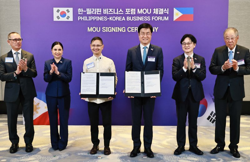 [서울=뉴시스] 김근수 기자 = 김정관(오른쪽 두번째) 산업통상부 장관이 4일(현지 시간) 필리핀 마닐라 콘래드호텔에서 열린 한-필리핀 비즈니스 포럼 계기 업무협약 체결식에서 기념촬영을 하고 있다. (사진= 산업통상부 제공) 2026.03.04. photo@newsis.com *재판매 및 DB 금지