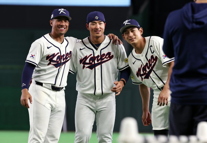 2026 월드베이스볼클래식(WBC) 대한민국 국가대표팀 저마이 존스(왼쪽부터), 안현민, 이정후가 4일 일본 도쿄돔에서 훈련을 마친 뒤 기념촬영을 하고 있다. 2026.3.4 ⓒ 뉴스1 구윤성 기자