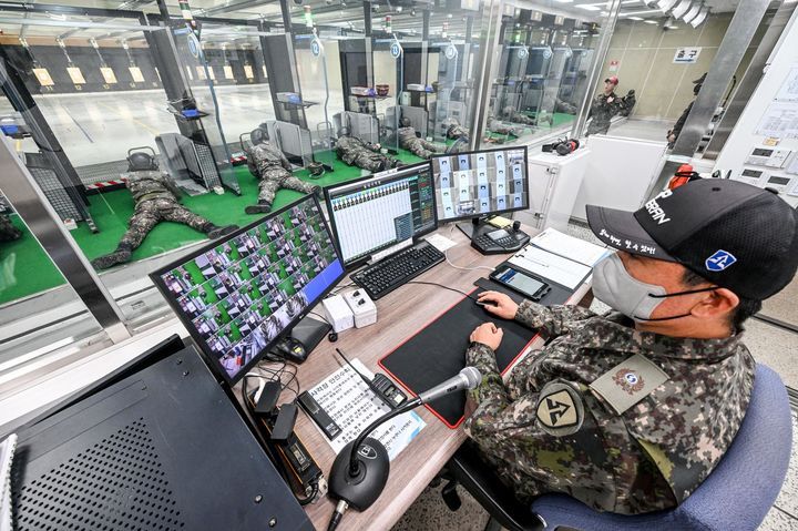 육군은 4일 과학화예비군훈련 현장을 공개했다. 사진은 서울 육군 52보병사단 서초 과학화예비군훈련장에서 진행한 예비군훈련 중 예비군들이 과학화사격 통제시스템을 적용해 실내사격을 하는 모습. 육군 제공