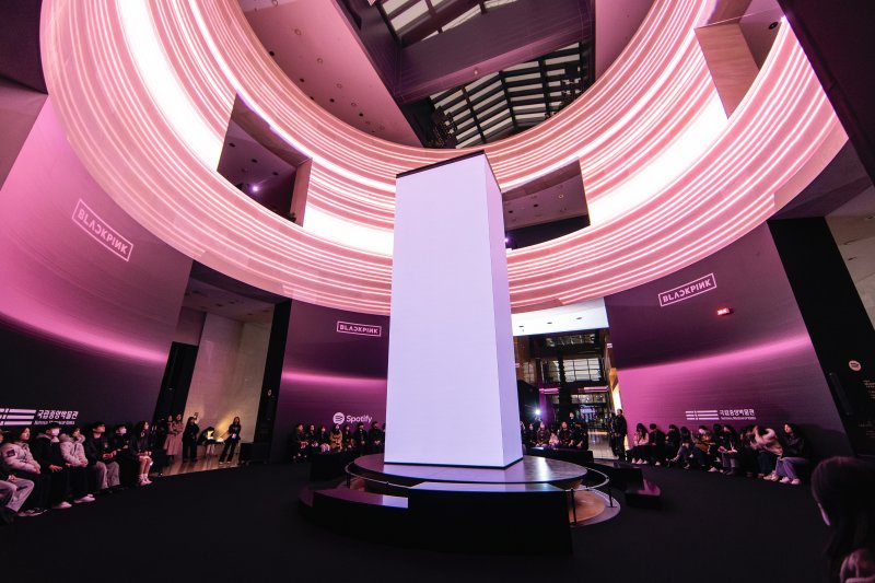 [서울=뉴시스] YG엔터테인먼트는 블랙핑크 컴백을 기념해 내달 8일까지 서울 용산구 국립중앙박물관에서 '국중박 X 블랙핑크' 프로젝트를 선보인다고 27일 밝혔다. 사진은 '국중박 X 블랙핑크' 프로젝트가 진행되는 국립중앙박물관 모습. (사진=YG엔터테인먼트 제공) 2026.02.27. photo@newsis.com *재판매 및 DB 금지