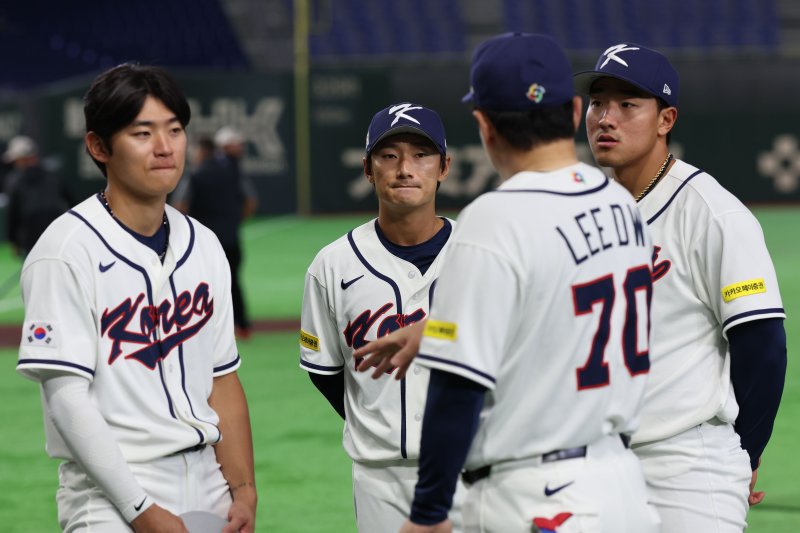 [도쿄=뉴시스] 권창회 기자 = 2026 월드베이스볼클래식(WBC) 개막을 하루 앞둔 4일 일본 도쿄돔에서 한국야구대표팀 김도영(왼쪽부터)과 신민재 안현민이 훈련 중 코치와 대화를 하고 있다. 2026.03.04. kch0523@newsis.com