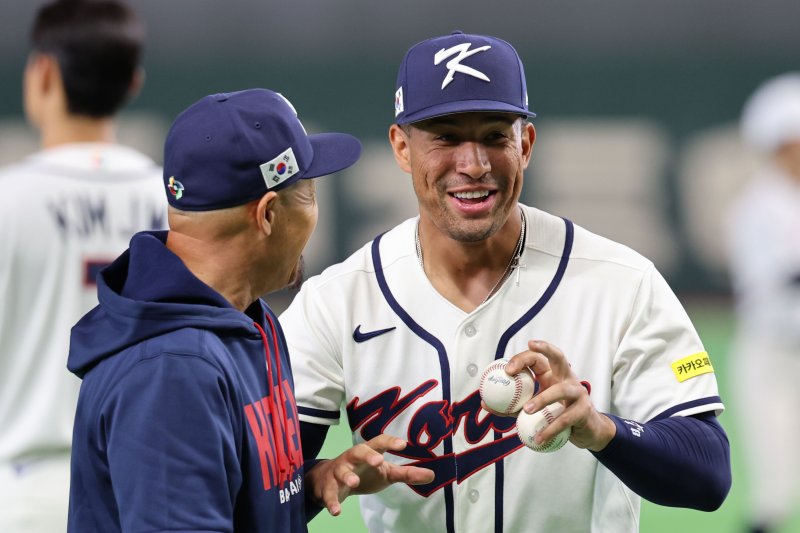 [도쿄=뉴시스] 권창회 기자 = 2026 월드베이스볼클래식(WBC) 개막을 하루 앞둔 4일 일본 도쿄돔에서 한국야구대표팀 저마이 존스가 훈련하며 미소짓고 있다. 2026.03.04. kch0523@newsis.com