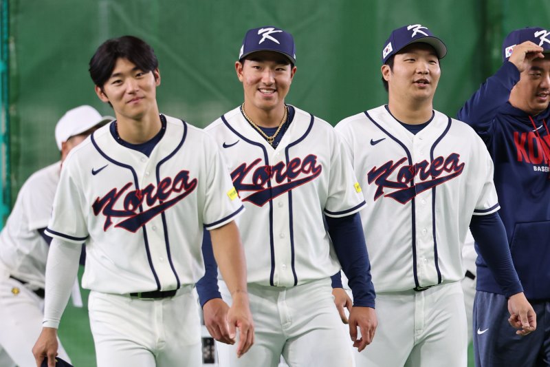 [도쿄=뉴시스] 권창회 기자 = 2026 월드베이스볼클래식(WBC) 개막을 하루 앞둔 4일 일본 도쿄돔에서 한국야구대표팀 김도영(왼쪽부터)과 안현민, 문보경이 훈련을 하고 있다. 2026.03.04. kch0523@newsis.com