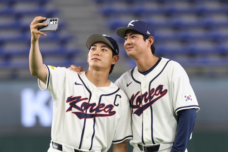 [도쿄=뉴시스] 권창회 기자 = 2026 월드베이스볼클래식(WBC) 개막을 하루 앞둔 4일 일본 도쿄돔에서 한국야구대표팀 이정후와 구자욱이 셀카를 찍고 있다. 2026.03.04. kch0523@newsis.com