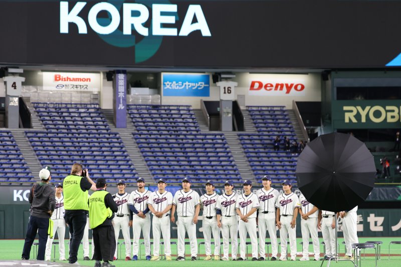 [도쿄=뉴시스] 권창회 기자 = 2026 월드베이스볼클래식(WBC) 개막을 하루 앞둔 4일 일본 도쿄돔에서 한국야구대표팀 류현진을 비롯한 투수 선수들이 기념촬영을 하고 있다. 2026.03.04. kch0523@newsis.com