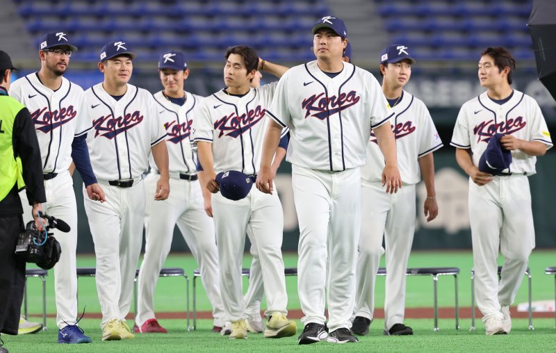 [도쿄=뉴시스] 권창회 기자 = 2026 월드베이스볼클래식(WBC) 개막을 하루 앞둔 4일 일본 도쿄돔에서 한국야구대표팀 류현진을 비롯한 투수 선수들이 이동하고 있다. 2026.03.04. kch0523@newsis.com