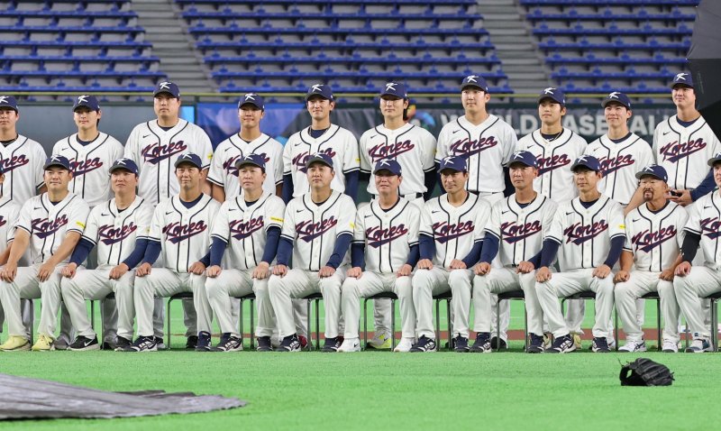 [도쿄=뉴시스] 권창회 기자 = 2026 월드베이스볼클래식(WBC) 개막을 하루 앞둔 4일 일본 도쿄돔에서 한국야구대표팀 선수들과 코치진이 기념촬영을 하고 있다. 2026.03.04. kch0523@newsis.com