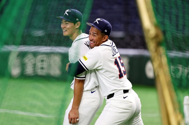 2026 월드베이스볼클래식(WBC) 대한민국 국가대표팀 김주원, 저마이 존스가 4일 일본 도쿄돔에서 훈련을 마친 뒤 장난치고 있다. 2026.3.4 ⓒ 뉴스1 구윤성 기자