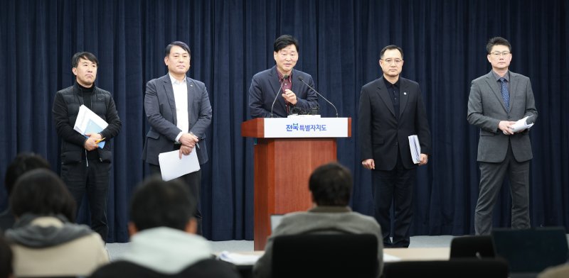 14일 전북도 전·현 주요 간부들이 김관영 도지사를 대신(서울 출장)해 이원택 의원이 제기한 12.3 불법 비상계엄 관련 당시 전북도의 대응 상황을 설명하고 있다.(전북도 제공. 재판매 및 DB금지)/뉴스1