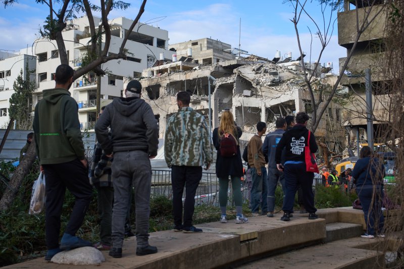 [텔아비브=AP/뉴시스] 1일(현지 시간) 이스라엘 텔아비브에서 주민들이 전날 발생한 이란의 미사일 피해 현장을 정리하고 있다. 2026.03.01.