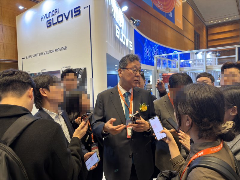[서울=뉴시스] 김민성 기자 = 이규복 현대글로비스 대표가 4일 오전 서울 코엑스에서 열린 AW2026 전시장에서 기자들과 대화하고 있다. 2026.03.04. kms@newsis.com. *재판매 및 DB 금지