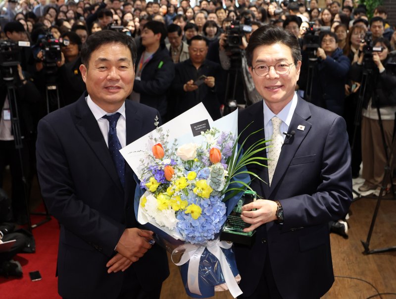 [서울=뉴시스] 배훈식 기자 = 2026년 전국동시지방선거 서울시장에 도전하는 정원오(오른쪽) 성동구청장이 4일 오후 서울 성동구청 로비에서 퇴임 인사를 마치고 고광현 부구청장으로부터 감사패를 받은 뒤 기념촬영을 하고 있다. 2026.03.04. dahora83@newsis.com