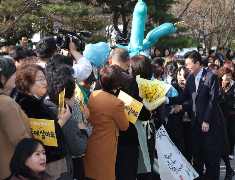 [서울=뉴시스] 배훈식 기자 = 2026년 전국동시지방선거 서울시장에 도전하는 정원오(오른쪽) 성동구청장이 4일 오후 서울 성동구청 로비에서 퇴임 인사를 마치고 청사를 떠나며 응원나온 구민들과 악수하고 있다. 2026.03.04. dahora83@newsis.com