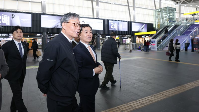 [서울=뉴시스]김태승 코레일 사장과 정왕국 에스알(SR) 대표이사는 4일 수서역에서 만나 고속철도 통합 관련 협력방안에 대해 논의를 하고 있다. 2026.03.04. (사진=코레일 제공) photo@newsis.com *재판매 및 DB 금지