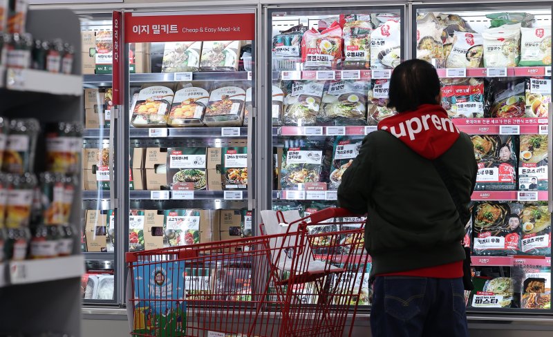 4일 서울 시내 한 대형마트에서 시민들이 장을 보고 있다. 2026.3.4 ⓒ 뉴스1 김성진 기자