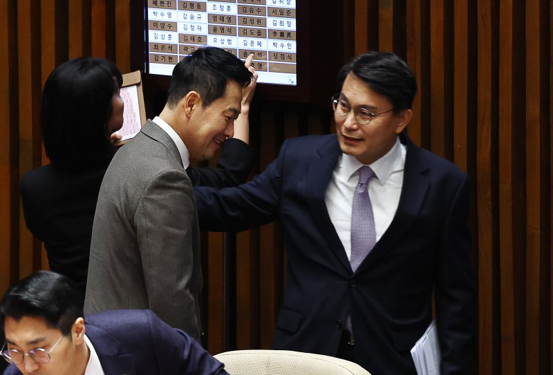 [서울=뉴시스] 김명년 기자 = 윤상현 국민의힘 의원이 29일 오후 서울 여의도 국회에서 열린 본회의에서 장동혁 대표의 어깨를 만지고 있다. 2026.01.29. kmn@newsis.com