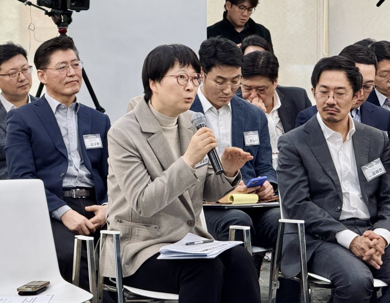 이유진 이재명정부 대통령실 기후환경에너지비서관이 4일 서울 마포구 프론트원 디캠프 마포에서 열린 기후테크 혁신 연합 출범식에서 김성환 기후에너지환경부 장관과 한성숙 중소벤처기업부 장관 발언을 듣고 있다. 2026.3.4/뉴스1 ⓒ 뉴스1 황덕현 기자