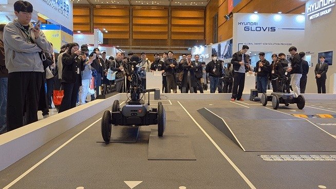 4일 서울 코엑스에서 열린 '2026 스마트공장·자동화산업전'(AW 2026)에서 시연 중인 현대차그룹 모베드.