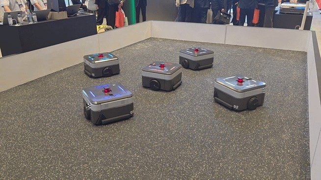 4일 서울 코엑스에서 열린 '2026 스마트공장·자동화산업전'(AW 2026)에서 시연 중인 현대무벡스의 자율주행모바일로봇(AMR)