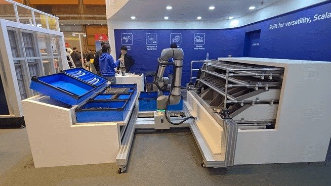 4일 서울 코엑스에서 열린 '2026 스마트공장·자동화산업전'(AW 2026)에서 시연 중인 현대글로비스 로봇.