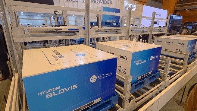 4일 서울 코엑스에서 열린 '2026 스마트공장·자동화산업전'(AW 2026)에서 시연 중인 현대글로비스 로봇.