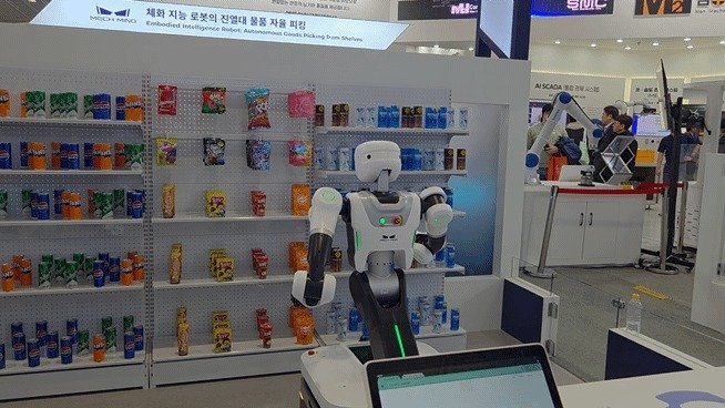 4일 서울 코엑스에서 열린 '2026 스마트공장·자동화산업전'(AW 2026)에서 시연 중인 중국 Mech-Mind Robotics의 '체화지능 로봇의 진열대 물품 자율 피킹'