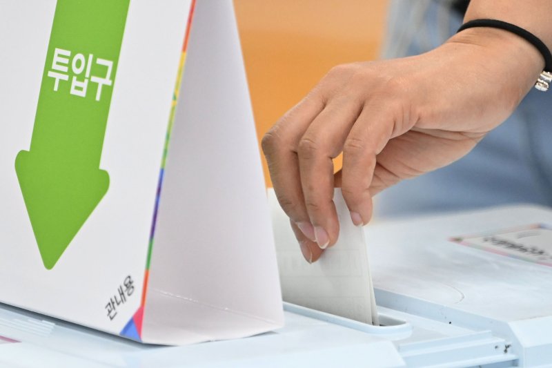 [광주=뉴시스] 이영주 기자 = 투표함에 투표 용지 넣는 유권자. 2025.05.29. leeyj2578@newsis.com