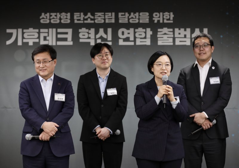 [서울=뉴시스] 김근수 기자 = 한성숙 중소벤처기업부 장관이 4일 서울 마포구 프론트원에서 열린 '기후테크 혁신 연합 출범식'에서 인사말을 하고 있다. (사진= 중소벤처기업부 제공) 2026.03.04. photo@newsis.com *재판매 및 DB 금지