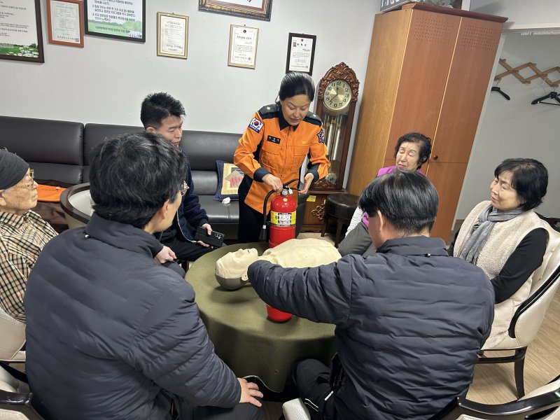 [광주=뉴시스] 광주 서부소방서 관계자가 4일 서구 내방동 소재 경로당을 방문해 어르신을 대상으로 맞춤형 화재예방 교육을 진행하고 있다. (사진=서부소방 제공) 2026.03.04. photo@newsisc.om *재판매 및 DB 금지