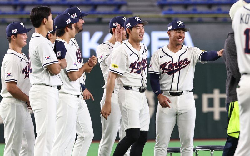 2026 월드베이스볼클래식(WBC) 대한민국 국가대표팀 이정후, 저마이 존스 등이 4일 일본 도쿄돔에서 훈련을 마친 뒤 그라운드를 나서고 있다. 2026.3.4 ⓒ 뉴스1 구윤성 기자