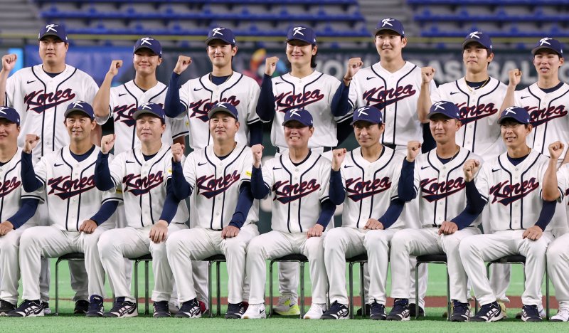 류지현 감독이 이끄는 2026 월드베이스볼클래식(WBC) 대한민국 국가대표팀이 4일 일본 도쿄돔에서 공식 훈련을 마친 뒤 단체 기념촬영을 하고 있다. 2026.3.4 ⓒ 뉴스1 구윤성 기자