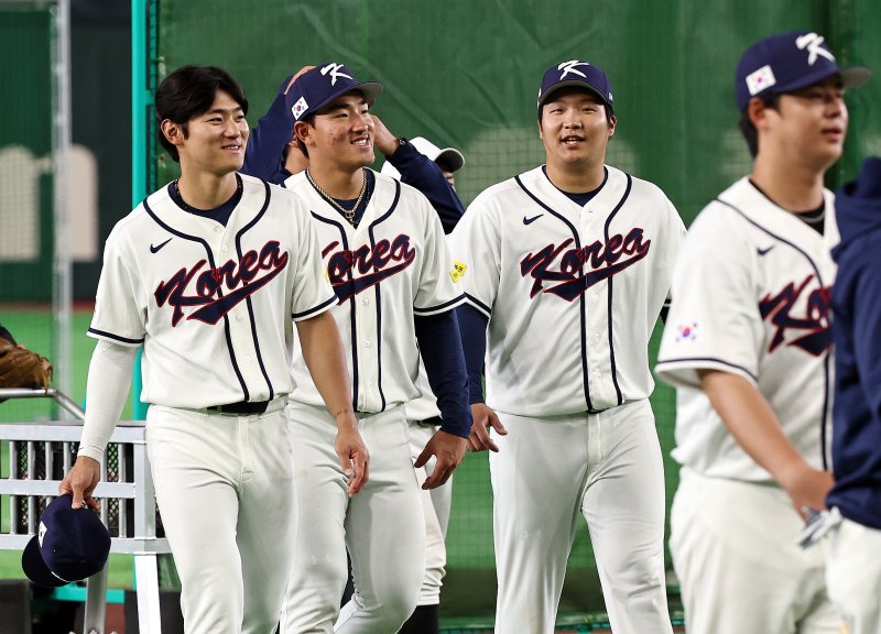 2026 월드베이스볼클래식(WBC) 대한민국 국가대표팀 김도영(왼쪽부터)과 안현민, 문보경, 노시환이 4일 일본 도쿄돔에서 공식 훈련을 마친 대기실로 향하고 있다. 2026.3.4 ⓒ 뉴스1 구윤성 기자