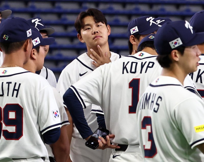 2026 월드베이스볼클래식(WBC) 대한민국 국가대표팀 소형준이 4일 일본 도쿄돔에서 훈련을 마친 뒤 생각에 잠겨 있다. 소형준은 오는 5일 열리는 치코와의 1차전 경기에 선발 출전할 예정이다. 2026.3.4 ⓒ 뉴스1 구윤성 기자