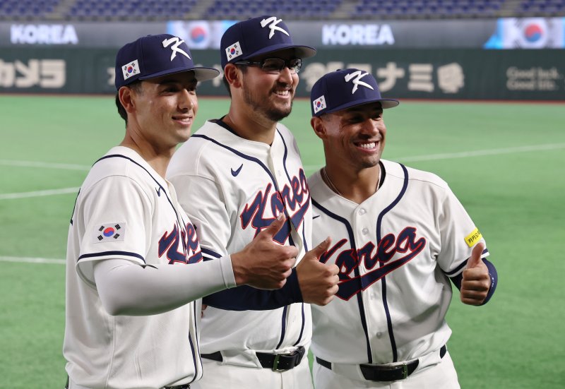 2026 월드베이스볼클래식(WBC) 대한민국 국가대표팀 셰이 위트컴(왼쪽부터), 데인 더닝, 저마이 존스가 4일 일본 도쿄돔에서 공식훈련을 마친 뒤 포즈를 취하고 있다. 2026.3.4 ⓒ 뉴스1 구윤성 기자