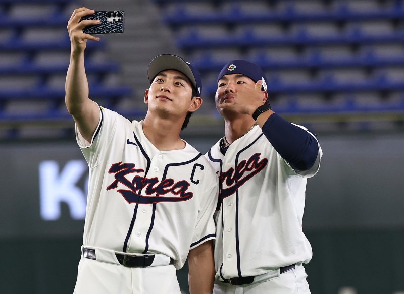 2026 월드베이스볼클래식(WBC) 대한민국 국가대표팀 이정후(왼쪽), 안현민이 4일 일본 도쿄돔에서 체코와의 1차전 경기를 하루 앞두고 '셀카'를 찍고 있다. 2026.3.4 ⓒ 뉴스1 구윤성 기자