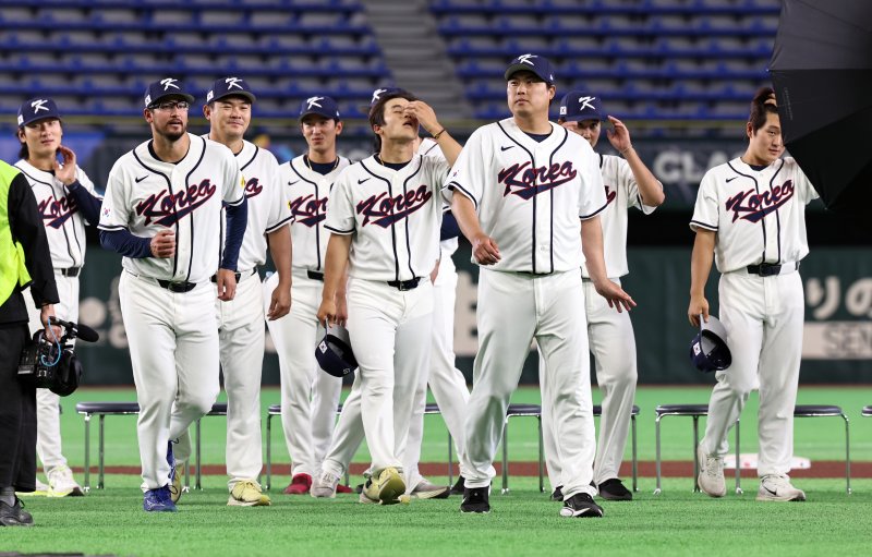 류현진과 데인 더닝을 비롯한 2026 월드베이스볼클래식(WBC) 대한민국 국가대표팀 투수진이 4일 일본 도쿄돔에서 기념촬영을 마친 뒤 해산하고 있다. 2026.3.4 ⓒ 뉴스1 구윤성 기자