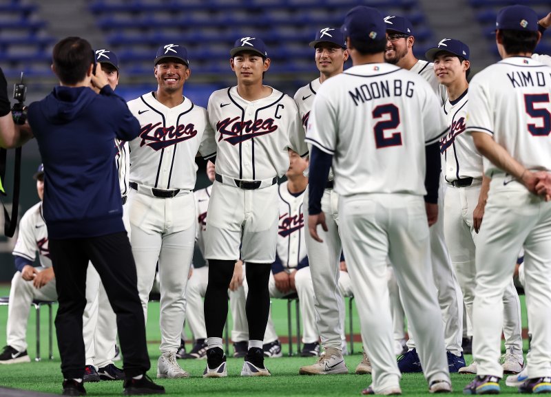 2026 월드베이스볼클래식(WBC) 대한민국 국가대표팀 고우석(왼쪽부터)과 저마이 존스, 이정후, 셰이 위트컴, 데인 더닝, 김혜성 등이 4일 일본 도쿄돔에서 공식훈련을 마친 뒤 기념사진을 찍고 있다. 2026.3.4 ⓒ 뉴스1 구윤성 기자