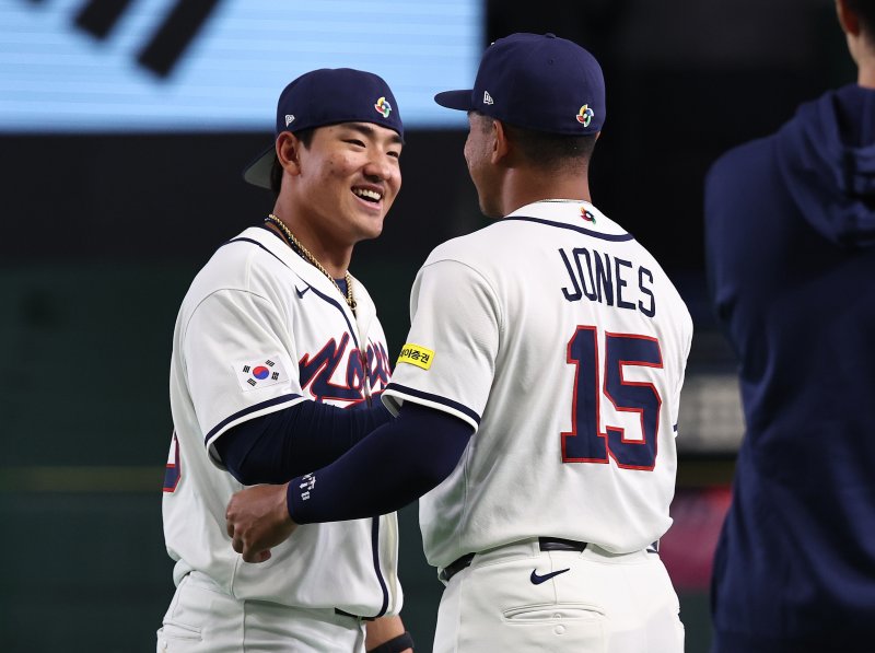 2026 월드베이스볼클래식(WBC) 대한민국 국가대표팀 안현민과 저마이 존스가 4일 일본 도쿄돔에서 공식훈련을 마친 뒤 대화하고 있다. 2026.3.4 ⓒ 뉴스1 구윤성 기자