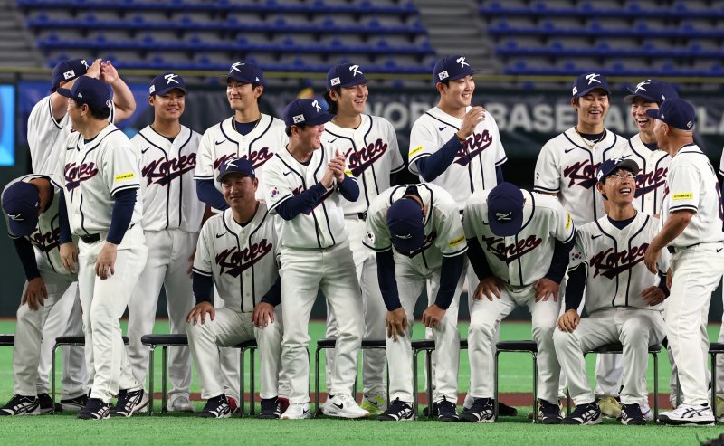 류지현 감독이 이끄는 2026 월드베이스볼클래식(WBC) 대한민국 국가대표팀이 4일 일본 도쿄돔에서 단체 기념촬영을 마치고 활짝 웃고 있다. 2026.3.4 ⓒ 뉴스1 구윤성 기자