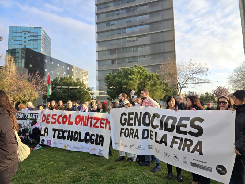 [바르셀로나(스페인)=뉴시스]세계 최대 이동통신 박람회 'MWC 2026'이 열리고 있는 스페인 바르셀로나 피라 그란 비아(Fira Gran Via) 인근 광장에서 3일(현지시각) 미국·이스라엘과 이란 간에 벌어지고 있는 전쟁을 규탄하는 반전 시위가 진행되고 있다. (사진=심지혜 기자)