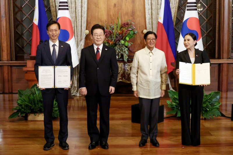 [마닐라=뉴시스] 최동준 기자 = 김용선 지식재산처장과 크리스티나 알데게르 로케 필리핀 통상산업부 장관이 3일(현지 시간) 필리핀 마닐라 말라카냥궁에서 이재명 대통령과 페르디난드 마르코스 주니어 대통령이 임석한 가운데 지식재산 분야에서의 심화 협력에 관한 개정 양해각서를 체결한 뒤 기념촬영을 하고 있다. 2026.03.03. photocdj@newsis.com