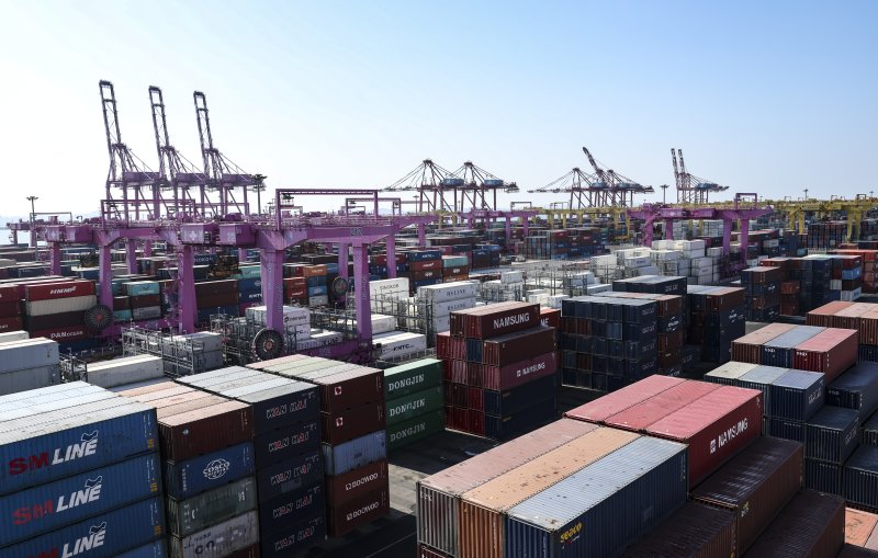 [인천=뉴시스] 김근수 기자 = 1일 오후 인천 연수구 인천신항 야적장에 컨테이너가 놓여 있다.산업통상부가 발표한 '1월 수출입동향'에 따르면 수출은 1년 전보다 33.9% 증가한 658억5000만 달러(95조5484억원), 수입은 11.7% 증가한 571억1000만 달러(82조8666억원)을 기록한 것으로 집계됐다. 수출은 8개월 연속 플러스 흐름을 이어갔고 1월 수출은 역대 1월 중 1위를 달성했다. 특히, 반도체는 고대역폭메모리(HBM)와 더블데이터레이트(DDR)5 등 고부가 메모리 반도체 수요 견조로 인해 1월 중 최대 실적